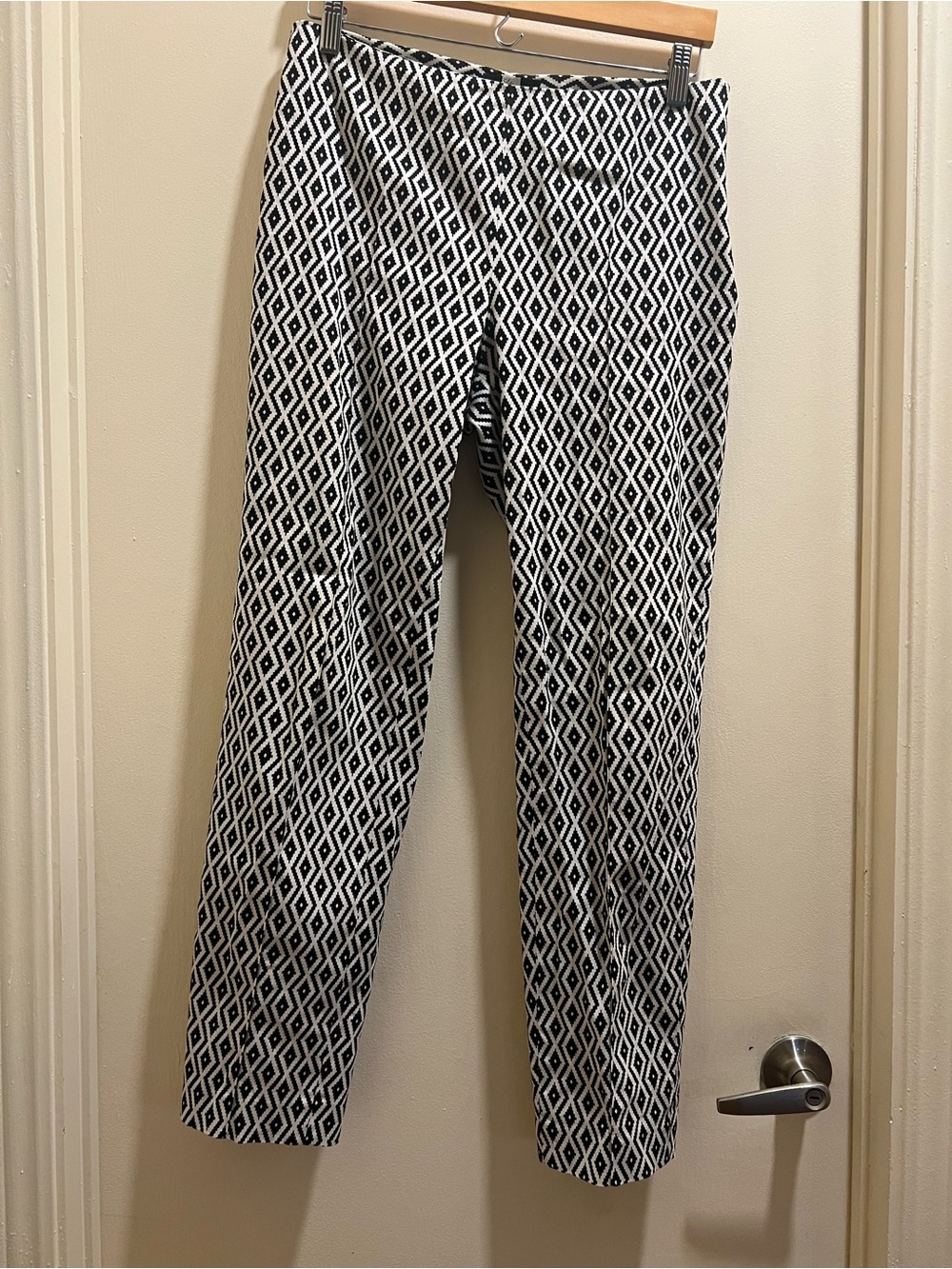 Women's Black & White Geometric Ankle Pants